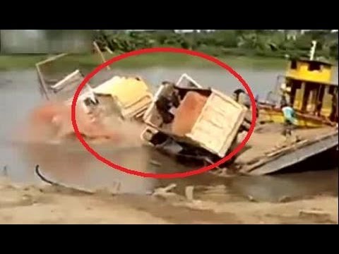 سقوط 4 شاحنات برازيلة عملاقة في النه