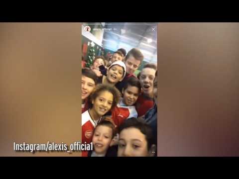 شاهد  سانشيز يحتفل بعيد الميلاد مع 150 طفلًا من مشجعي آرسنال