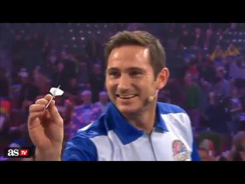 فرانك لامبارد يستعرض مهارته في رمي السهام