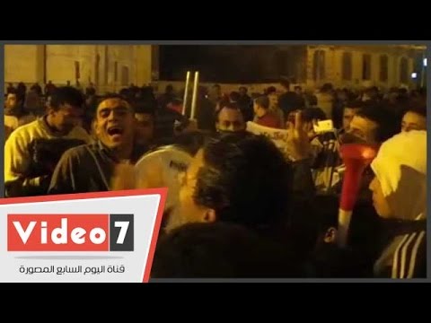 محتفلو التحرير يرددون هتافات في حب البلاد
