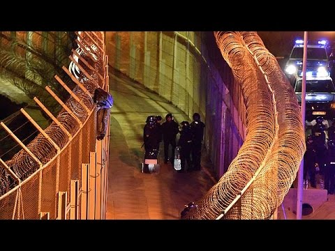 بالفيديو مئات المهاجرين يحاولون دخول مدينة سبتة