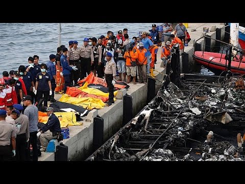 بالفيديو 23 قتيلا وعشرات المفقودين في حريق سفينة لنقل المسافرين في أندونيسيا