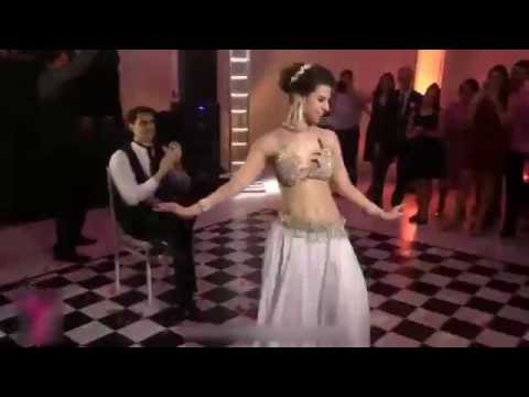 بالفيديو  عروس تحيي ليلة زفافها ببدلة رقص