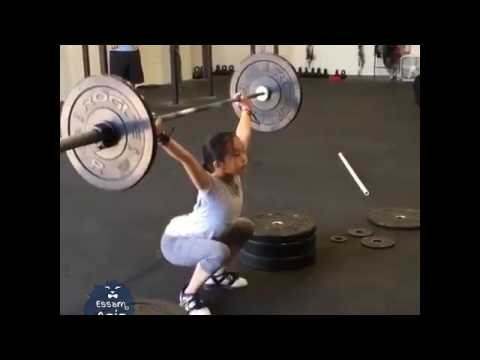 شاهد طفلة تشعل الإنترنت برفع الأثقال داخل الجيم