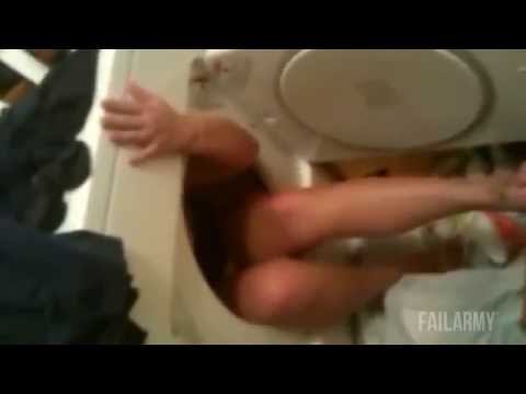 شاهد تصرفات غريبة لمجموعة أصدقاء