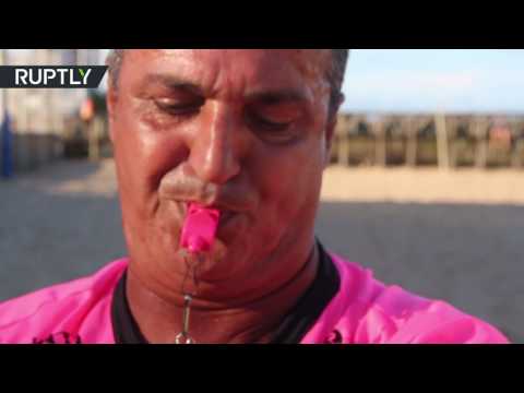 حكم يستخدم أسلوبًا غير اعتياديًا في إدارة المباريات