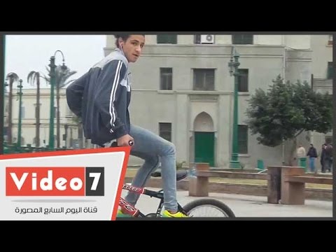 شاب يستعرض مواهبه أمام مجمع التحرير