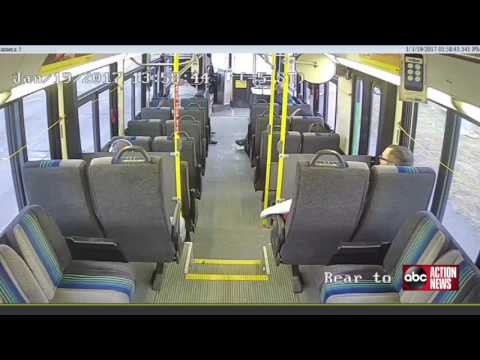 لحظة اقتحام شاحنة لأحد الأتوبيسات في نيويورك