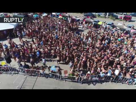 2000 شخص يطفون على سطح الماء في الأرجنتين