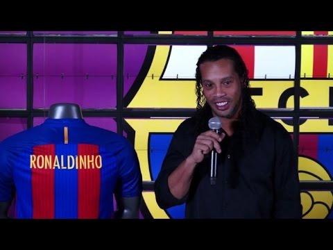 شاهد رونالدينيو يعود إلى نادي برشلونة