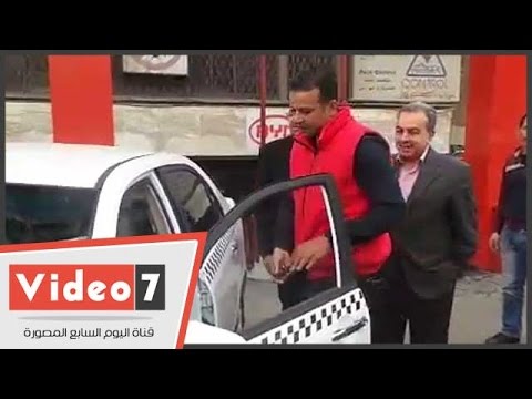 لحظة استلام صاحب تاكسي المطرية المحترق سيارة جديدة