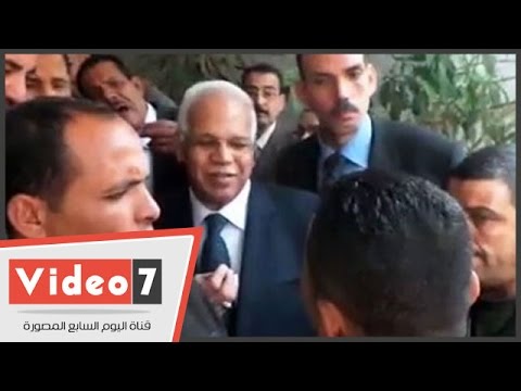 مواطن يبكي ويشتكي لمحافظ القاهرة الواسطة