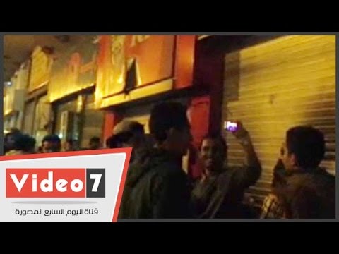 شباب يلتقطون سيلفي مع كنتاكي الهرم المحترق