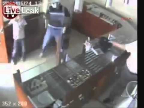 طفل ينقذ والده من سطو مسلح