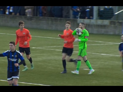 لاعب ذكي يخدع الحارس والحكم ويسجل هدفًا مثيرًا للجدل