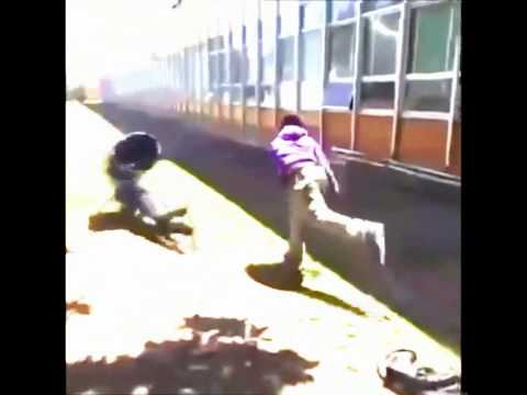 عامل نظافة يقذف فتاة بصندوق قمامة ضخم