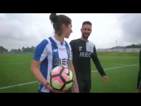 فتاة تتحدى لاعبي فريق بورتو في مهارات التحكم بالكرة