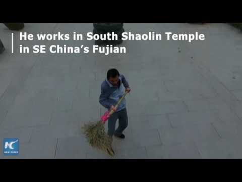 شاهدعامل نظافة صيني يستعرض مهارته في الكونغ فو بـ المقاشة