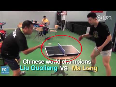 شاهد مواجهة بين أبطال الصين على طاولة تنس صغيرة