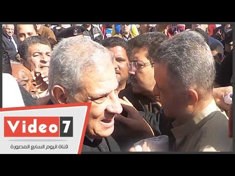 مواطن يحتضن رئيس الوزراء ويشتكي له