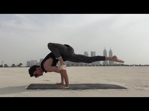 شاهد شاب يستعرض مهاراته في رياضة اليوغا