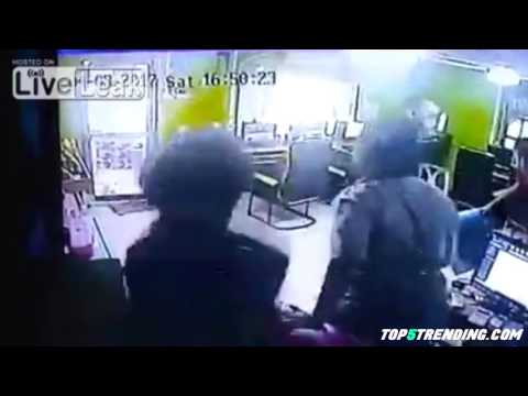 شاهد ثعبان يهاجم روّاد مقهى إنترنت ويثير الذعر بينهم