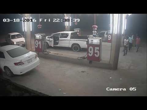 مشاجرة طاحنة بين شابين وسط الطريق في الرياض