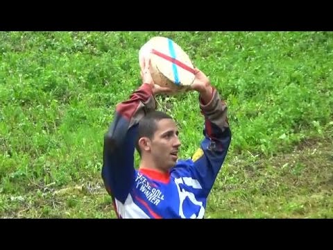 شاهد السباق السنوي لدحرجة الجبن