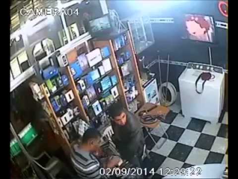 شاب يطعن صاحب محل بسكين