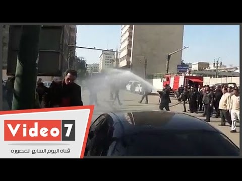 فض مظاهرة أفراد الشرطة بخراطيم المياه