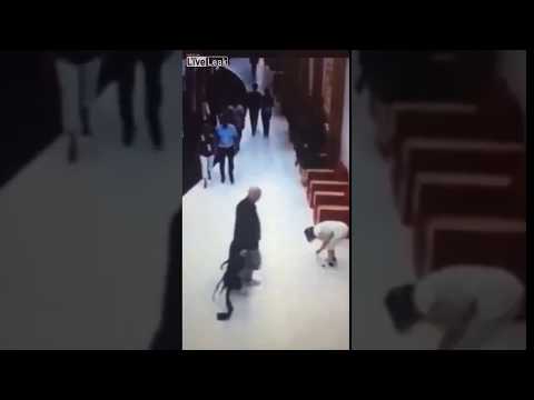 شاهد اعتداء سائح على عاملة نظافة بطريقة وحشية