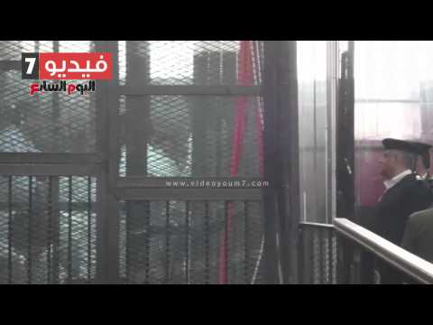 طالب يصاب بالإغماء وشرطي يقوم بإسعافه