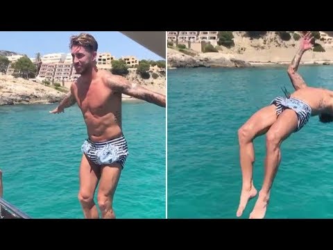 شاهد اللاعب راموس يستعرض مهاراته في السباحة