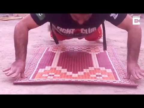 شاهد باكستانى يسجل رقم قياسي في اللياقة البدنية على أصابع الإبهام فقط