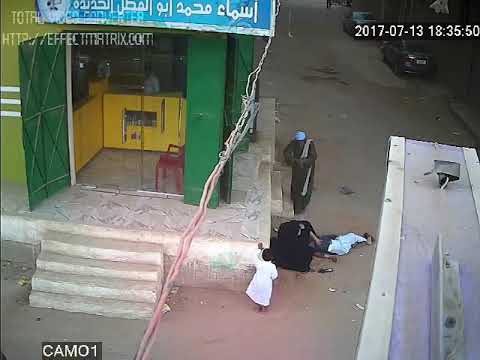 شاهد أب يطلق النار على نجله أمام والدته