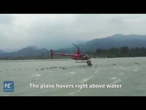 لحظة إنقاذ سياح قبل أن يجرفهم السيل في الصين