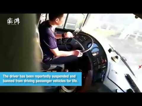 سائق أتوبيس يقشر تفاحة أثناء القيادة