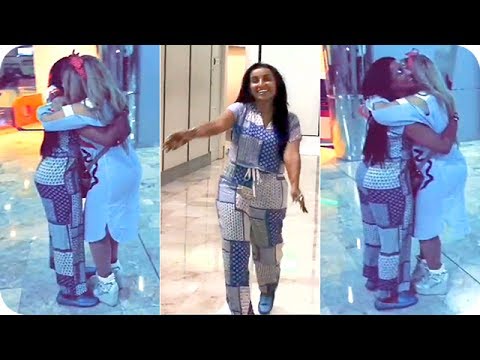 شاهد العنود الحربي تستقبل حليمة بولند في مطار البحرين