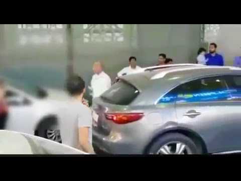 امرأتان تتسببان في توقف حركة المرور