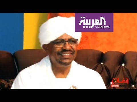 شاهد البشير يغني مع فنان سوداني