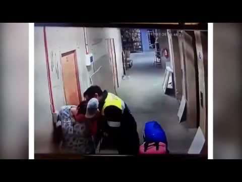 شاهد طبيب يتجرد من الإنسانية ويُدمي ممرضة ويرفسها في بطنها