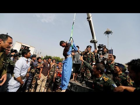 شاهد إعدام شاب يمني تورط في اغتصاب طفلة وقتلها