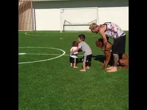 شاهد ليونيل ميسي يستمتع بوقته مع عائلته