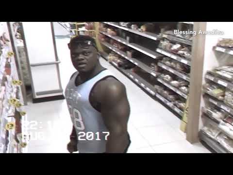 بالفيديو لاعب كمال أجسام يستعرض مهاراته بغرابة في متجر كبير