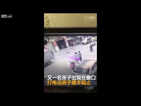 لحظة سقوط طفلين من شرفة طابق مرتفع