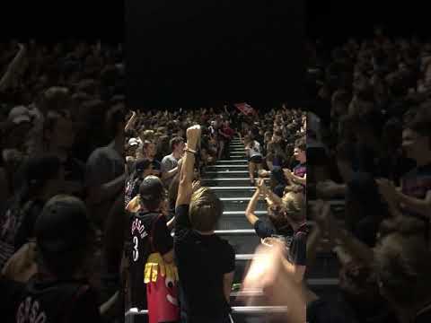 شاهد شاب يضع نفسه في موقف محرج أثناء الجري على المدرجات