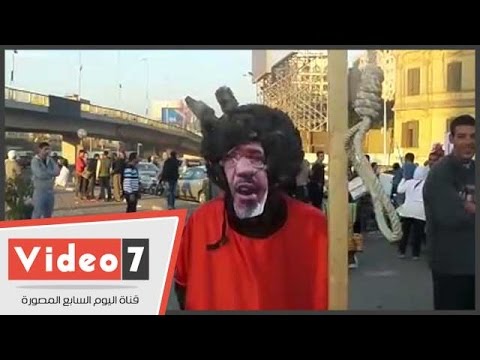 متظاهر في عبد المنعم رياض يقيم مشنقة رمزيَّة لمرسي