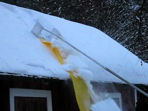 طريقة مبتكرة للتخلص من الثلج المتراكم على منزلك