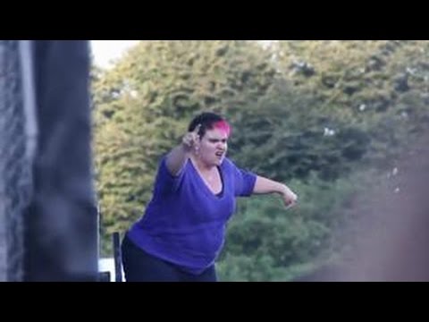 امرأة تترجم أغاني العصابات بلغة الإشارة