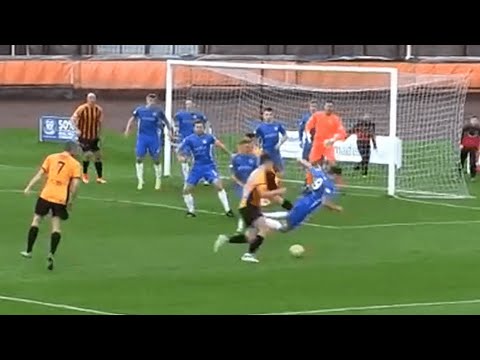 شاهد لاعب اسكتلندي يتسبب في أغبى ضربة جزاء بشكل كوميدي